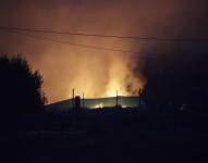 Las llamas y el humo se elevan desde el campo de refugiados de Al Niusairat tras los ataques aéreos israelíes en el sur de la Franja de Gaza, el 10 de diciembre de 2023.