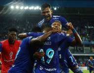 Samuel Sosa (arriba) festeja junto a sus compañeros el 2-1 de Miler Bolaños que le dio la clasificación a Emelec a la fase de grupos de la Copa Sudamericana.
