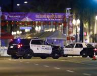 La policía de Los Ángeles cierra una calle en Monterey Pak, California, tras un tiroteo en el que han muerto al menos diez personas. (Foto: EFE)