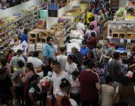 Gran cantidad de personas en un supermercado de Guayaquil.
