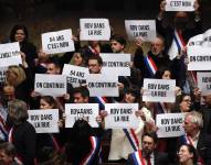 Parlamentarios de la coalición de izquierdas Nupes durante la moción de censura contra el Gobierno francés. EFE/EPA/TERESA SUAREZ