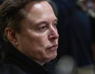 Elon Musk, CEO de Tesla y asesor principal del presidente estadounidense Donald Trump, observa durante una reunión del Gabinete en la Sala del Gabinete de la Casa Blanca en Washington.
