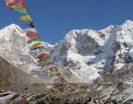 Una avalancha en un campamento base en el este de Nepal dejó al menos tres muertos y cuatro alpinistas desaparecidos.