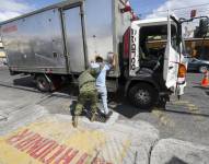 Soldados realizan hoy controles de armas y estupefacientes en las calles de Quito.