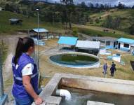 Técnicos revisan la planta potabilizadora.