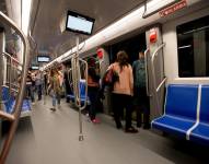 Personas montan en el Metro de Quito durante los recorridos de prueba de los vagones entre las estaciones de Iñaquito y Jipijapa en el norte de Quito (Ecuador). Foto de archivo. EFE/ José Jácome