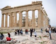 Turistas ante el Partenon en la Acrópolis de Atenas en 2018. EFE/ Laurent Gillieron