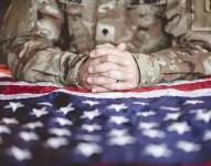 Soldado con la bandera de Estados Unidos