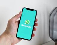 Un celular usando la aplicación de mensajería WhatsApp.