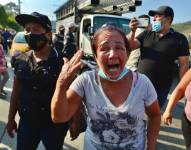 Familiares de reos fallecidos esperan en los exteriores de la morgue para que les entreguen los cuerpos de los reos asesinados en Guayaquil.