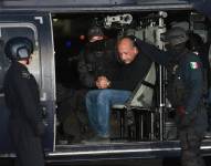 Fotografía de archivo del 27 de febrero de 2015 que muestra el líder del cartel de Los Caballeros Templarios, Servando Gómez Martínez, alias La Tuta, siendo escoltado en el hangar de la Procuraduría General de la República, en Ciudad de México (México).