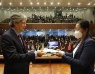 El primer mandatario entrega el proyecto de ley a la presidenta del Parlamento.