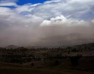 Vista de ceniza volcánica del volcán Sangay sobre la población de Tixán, en Chimborazo.