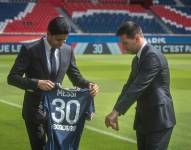 Messi junto al presidente del club francés, Nasser Al-Khelaifi.