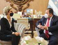 La alcaldesa de Guayaquil (izquierda), junto a Anthony F. DeFillipo, alcalde de North Miami Beach.