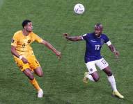 Doha (Qatar), 25/11/2022.- Enner Valencia of Ecuador (R) in action against Cody Gapko of the Netherlands (L) during the FIFA World Cup 2022 group A soccer match between the Netherlands and Ecuador at Khalifa International Stadium in Doha, Qatar, 25 November 2022. (Mundial de Fútbol, Países Bajos; Holanda, Catar) EFE/EPA/Rungroj Yongrit