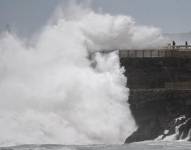 En la imagen de archivo, una ola rompe en la península de la Magdalena, en Santander (norte de España).
