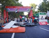 Los manifestantes propalestinos cortan el recorrido de los ciclistas en el Paseo del Prado, este domingo, durante la última etapa de la Vuelta a España que se disputa entre las localidades madrileñas de Alalpardo y Madrid, con un recorrido 103,6 Km.