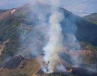 Fotografía cedida el 15 de septiembre de 2024 por la Fuerza Aérea Colombiana (FAC) que muestra un incendio forestal en zona rural de Aipe, en el departamento de Huila (Colombia).