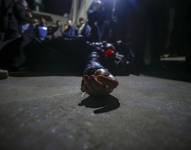 El cuerpo de una persona de la ONG World Central Kitchen (WCK), que murió en un ataque con misiles contra un convoy, yace en el hospital Al Aqsa de Deir al Balah, en la Franja de Gaza, el 1 de abril de 2024.