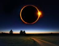 Representación artística de un eclipse en el campo.