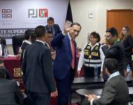 El expresidente de Perú (2018-2020), Martín Vizcarra, saluda en el Palacio de Justicia Carlos Zavala Loayza en Lima, el 26 de noviembre de 2025.