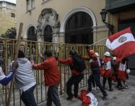 Seguidores de Keiko Fujimori marchan al Palacio de Gobierno de Perú y atacan auto de ministros