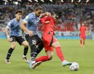 Jugadores de ambas selecciones disputando el balón.