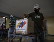 Un hombre ejerce su derecho al voto en un colegio electoral en Caracas.