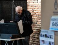 Ciudadanos votan en las elecciones primarias, en un colegio electoral de Buenos Aires, en Argentina.
