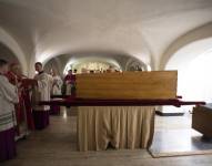 El féretro con los restos mortales del papa emérito Benedicto XVI ha sido enterrado en la cripta de los papas.
