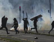 Los manifestantes chocan con la policía durante las protestas contra las políticas económicas del presidente Guillermo Lasso en el centro de Quito, Ecuador, el jueves 23 de junio de 2022.(AP Foto/Dolores Ochoa)