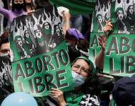 Fotografía de archivo fechada el 21 de febrero de 2022 que muestra a integrantes de colectivos feministas durante un plantón frente a la sede de la Corte Constitucional antes de la decisión de la despenalización del aborto en el país, en Bogotá (Colombia). EFE/ Carlos Ortega