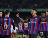 El ofensivo brasileño Raphinha (d) marcó el tercer gol en la victoria del FC Barcelona sobre el Sevilla.