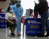 Una mujer recibe la vacuna contra la covid-19 durante una jornada de vacunación para personas con discapacidad y adultos mayores en el Centro de Exposiciones en Quito (Ecuador). EFE/ José Jácome/Archivo