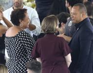 La hija de Pelé, Kelly Cristina (i), habla con el padre de Neymar, Neymar da Silva Santos (d), durante el velatorio de Edson Arantes do Nascimento 'Pelé' hoy, en el estadio Vila Belmiro en la ciudad de Santos (Brasil). EFE/Sebastião Moreira