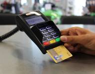 Muchos comercios cobran entre un 4% y un 14% por utilizar otro método de pago que no se efectivo. Pixabay/Archivo