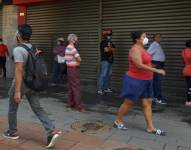 Imagen de archivo de personas mientras caminan por la ciudad de Guayaquil (Ecuador). EFE/Marcos Pin