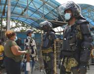 Familiares de reos fallecidos esperan información de sus parientes en los exteriores de la Penitenciaría del Litoral, en Guayaquil.