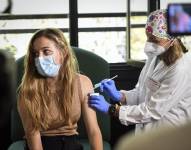 Estudiante Erasmus de la UV recibiendo la vacuna contra la Covid-19.JORGE GIL -EUROPA PRESS (Foto de ARCHIVO)5/7/2021