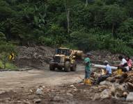 Trabajos con maquinaria en la vía Pallatanga-Cumandá.