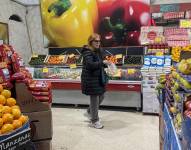 Una persona realiza compras en un supermercado este martes en Buenos Aires