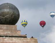 Fotografía de participantes y sus globos en la inauguración del primer festival internacional de dirigibles en Sudamérica hoy, en la ciudad Mitad del Mundo (Ecuador).