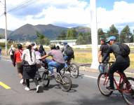 Decenas de personas buscan la forma de trasladarse a sus trabajos y domicilios en el sector de Tabacundo, pese al bloqueo de vías del paro Nacional convocado por la Conaie, el 29 de septiembre de 2025.