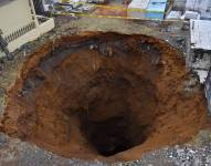 Un socavón provocó el cierre del cementerio de Portovelo, en El Oro. Las autoridades realizan trabajos de remediación.