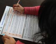 Fotografía de una papeleta que muestra las preguntas del referendum.