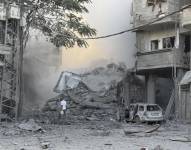 Un hombre camina por los escombros tras uno de los ataques lanzados este domingo por Israel en Gaza.