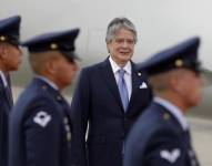 El presidente de Ecuador, Guillermo Lasso, es recibido con honores militares a su llegada a la base militar de Catam hoy, en Bogotá (Colombia).