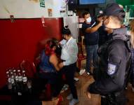 El irrespeto a las normas de aforo y medidas de bioseguridad se mantiene en varios locales de venta de comidas y bebidas alcohólicas en Guayaquil. API