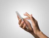 Mujer sosteniendo dispositivo móvil.